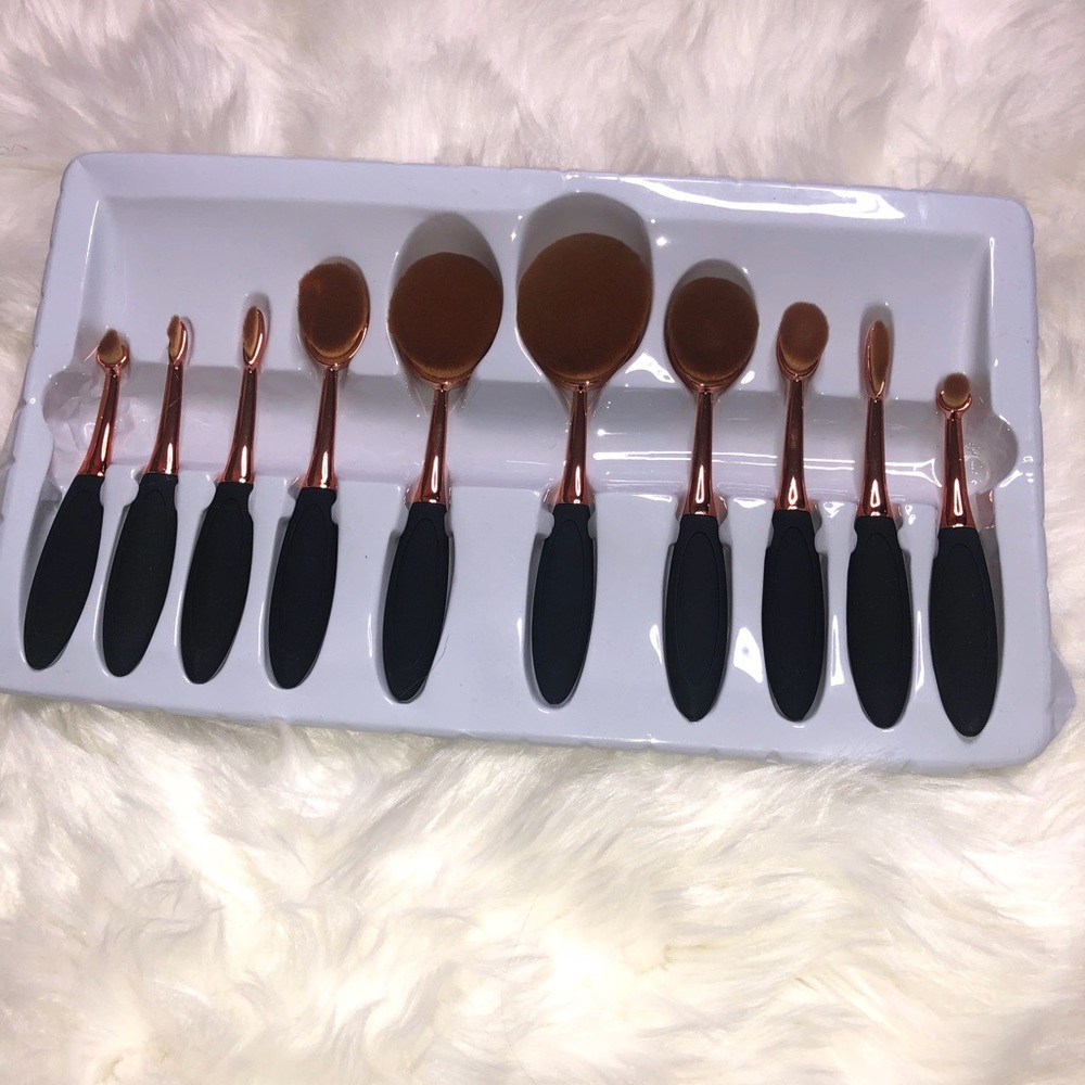 Oval makeup brushes